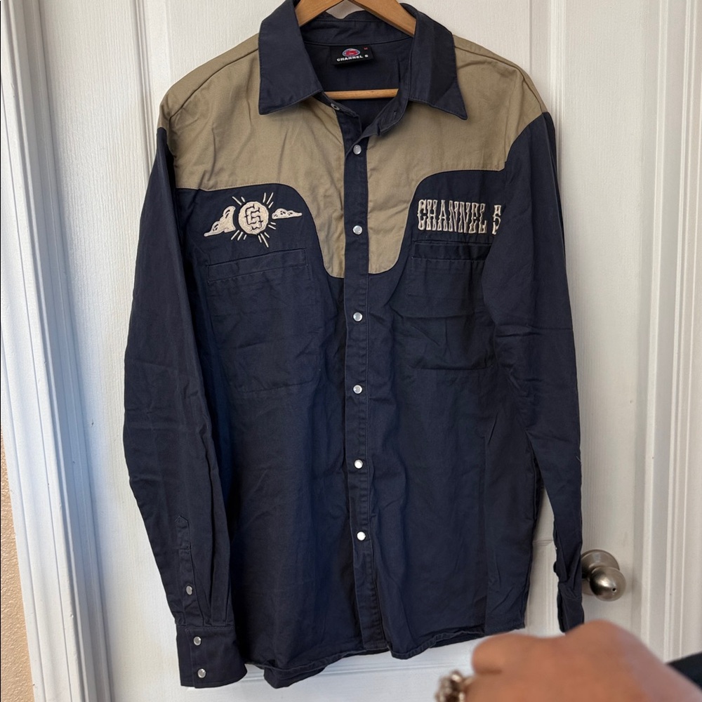 Channel 5 Clip Navy and Tan Button-Up Shirt M